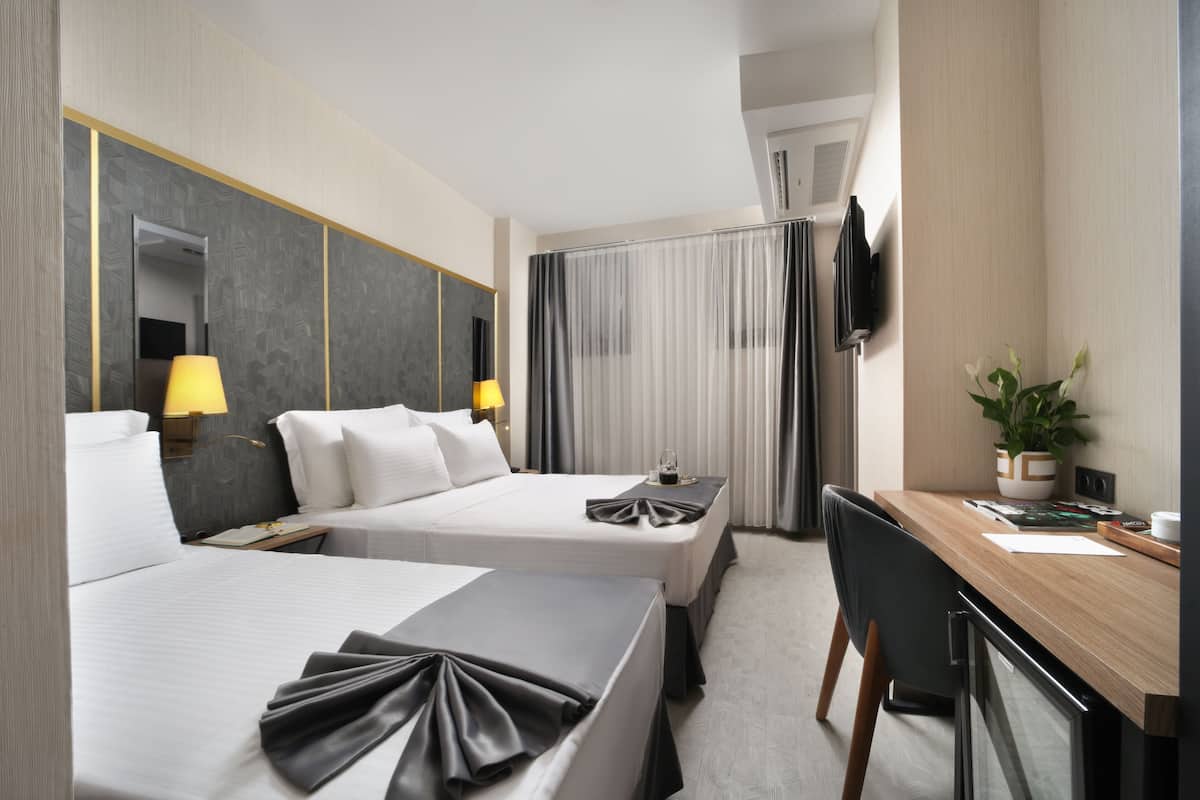 Standard Triple Room - Basement Floor Annex Building | 1 quarto, roupas de cama premium, frigobar, cofres nos quartos