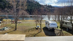 Property grounds - Spectacle Lake Waterfront Retreat Chalet (Tonasket)