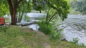 Property grounds - Spectacle Lake Waterfront Retreat Chalet (Tonasket)