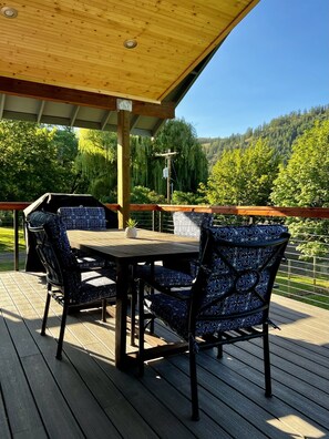 Outdoor dining - Spectacle Lake Waterfront Retreat Chalet (Tonasket)