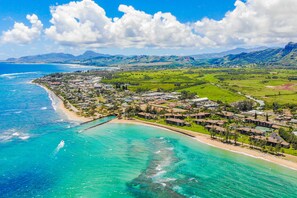 On the beach - Oceanfront home with shared pool, hot tub, spacious private lanai, & WiFi (Kapaa)