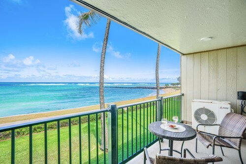 Oceanfront home with shared pool, hot tub, spacious private lanai, & WiFi