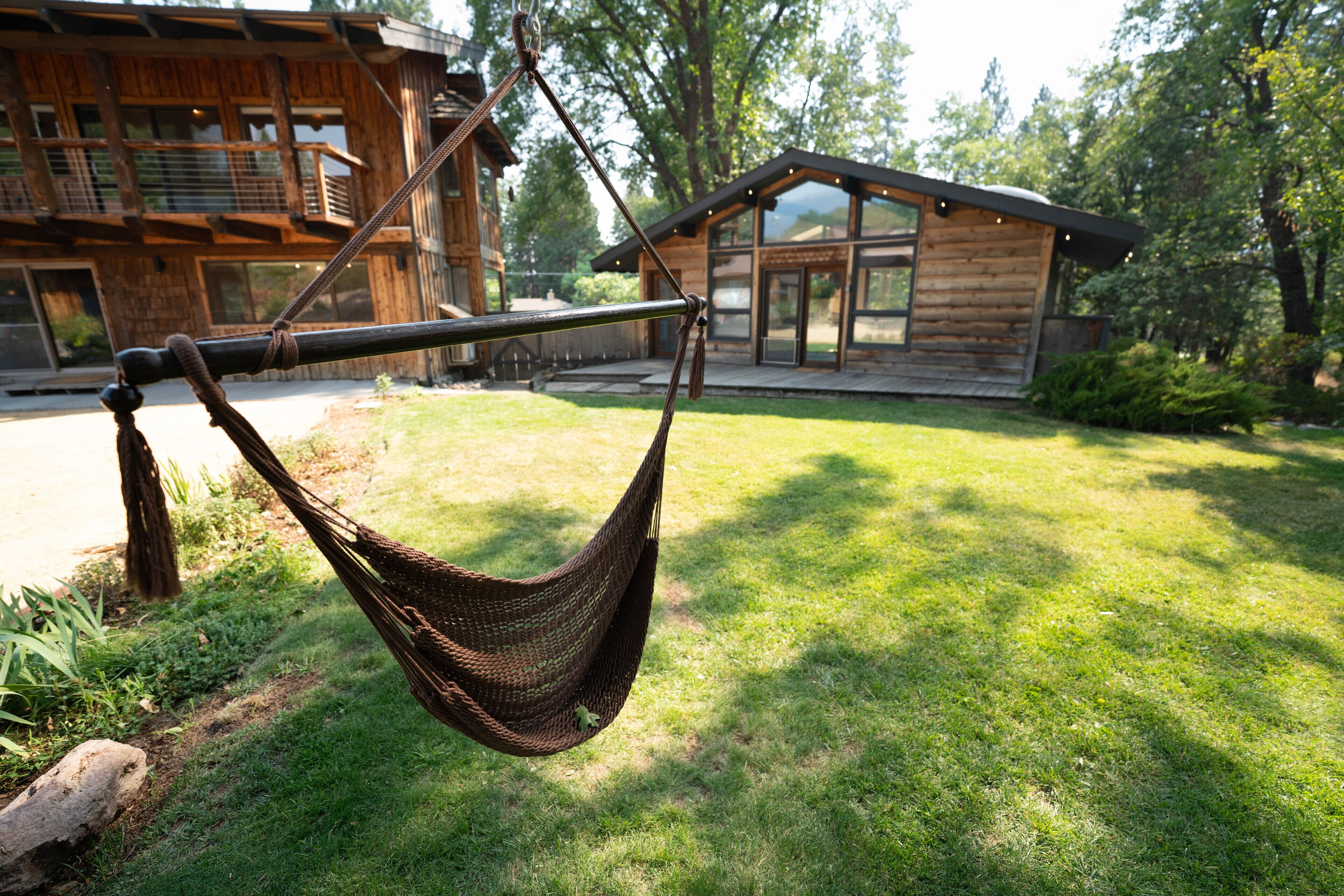 Basecamp Lodge - retreats + reunions + stunning Mt Shasta view!