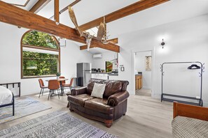 Interior - Basecamp Lodge - Groups (Mount Shasta)