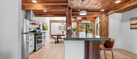 Jääkaappi, mikroaaltouuni, uuni, liesi