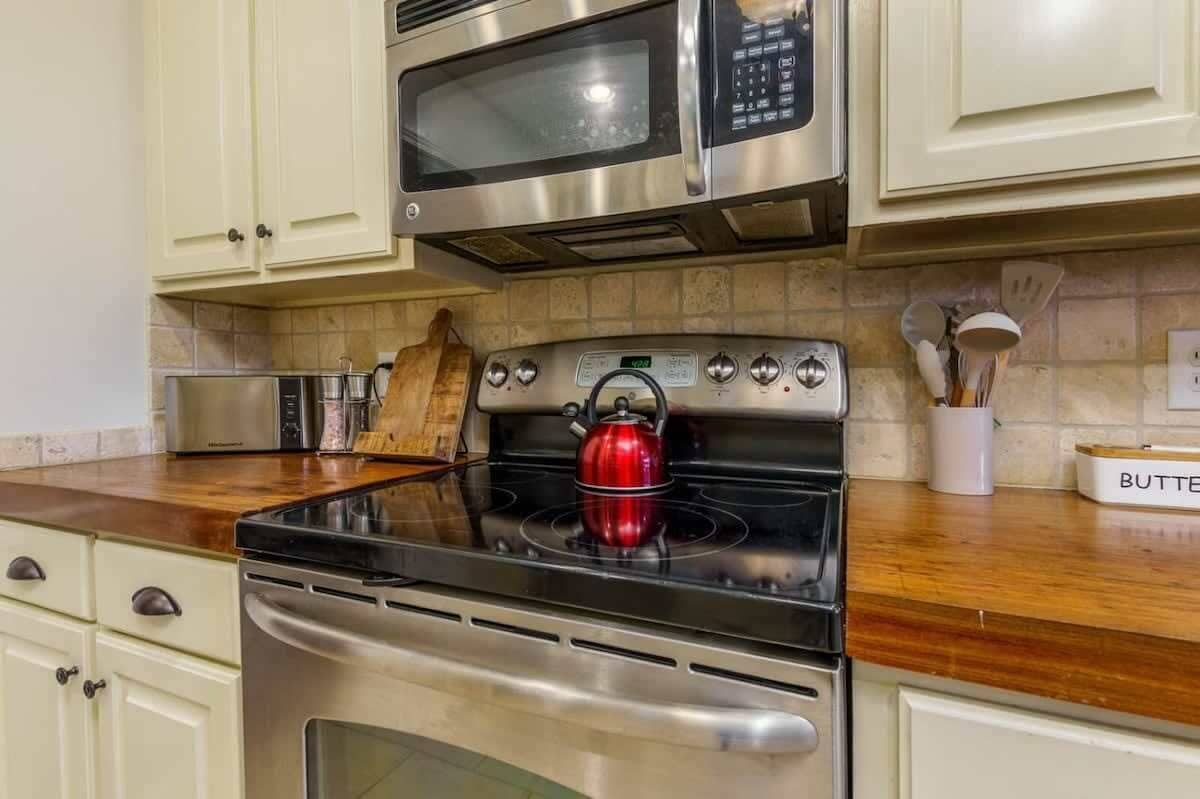 Een koelkast, een microgolfoven, een kookplaat, een vaatwasser