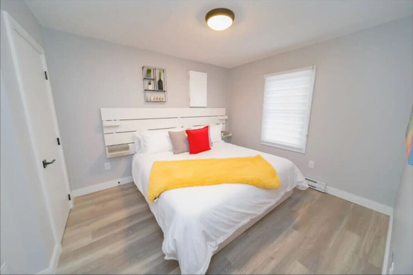 4 slaapkamers, een bureau, een strijkplank/strijkijzer, wifi