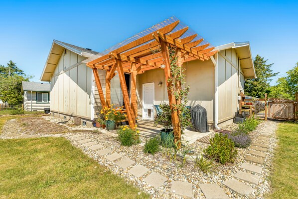 Terrace/patio - Contemporary dog-friendly home with backyard, patio, washer/dryer, pellet stove (Westport)