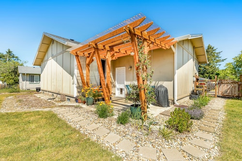 Contemporary dog-friendly home with backyard, patio, washer/dryer, pellet stove