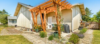 Contemporary dog-friendly home with backyard, patio, washer/dryer, pellet stove