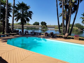 Outdoor pool - Paradise Point. 1 minute to fast water and a beach!  Pool, Spa, Dock. Sleeps 10 (Discovery Bay)