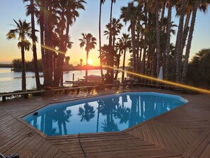 Outdoor pool - Paradise Point. 1 minute to fast water and a beach!  Pool, Spa, Dock. Sleeps 10 (Discovery Bay)