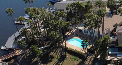 Paradise Point. 1 minute to fast water and a beach! Pool, Spa, Dock. Sleeps 10