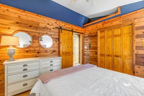 4 bedrooms, iron/ironing board, internet, bed sheets