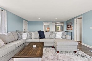 テレビ、ストリーミングサービス、書斎 / ワークスペース