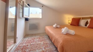A bedroom with a bed, a window, a mirror, and a radiator. - N&J -  VIEUX NICE SUITE - Old Town - Close sea (Niza)