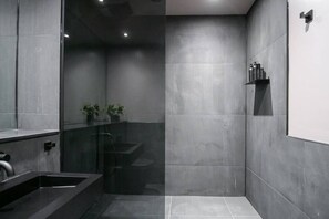 Shower, hair dryer, towels - Manhattan | The Heim Residences (Manchester)