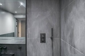 Shower, hair dryer, towels - Manhattan | The Heim Residences (Manchester)