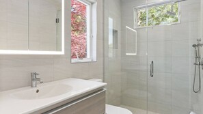 Dusche, Haartrockner, Handtücher, Seife