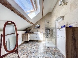 Shower, hair dryer, towels - Cosy house in the heart of nature, 2 steps from the wine route (Sully)