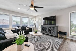 Télévision, table de tennis de table