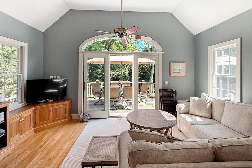 Télévision, table de tennis de table, livres, espaces bureaux