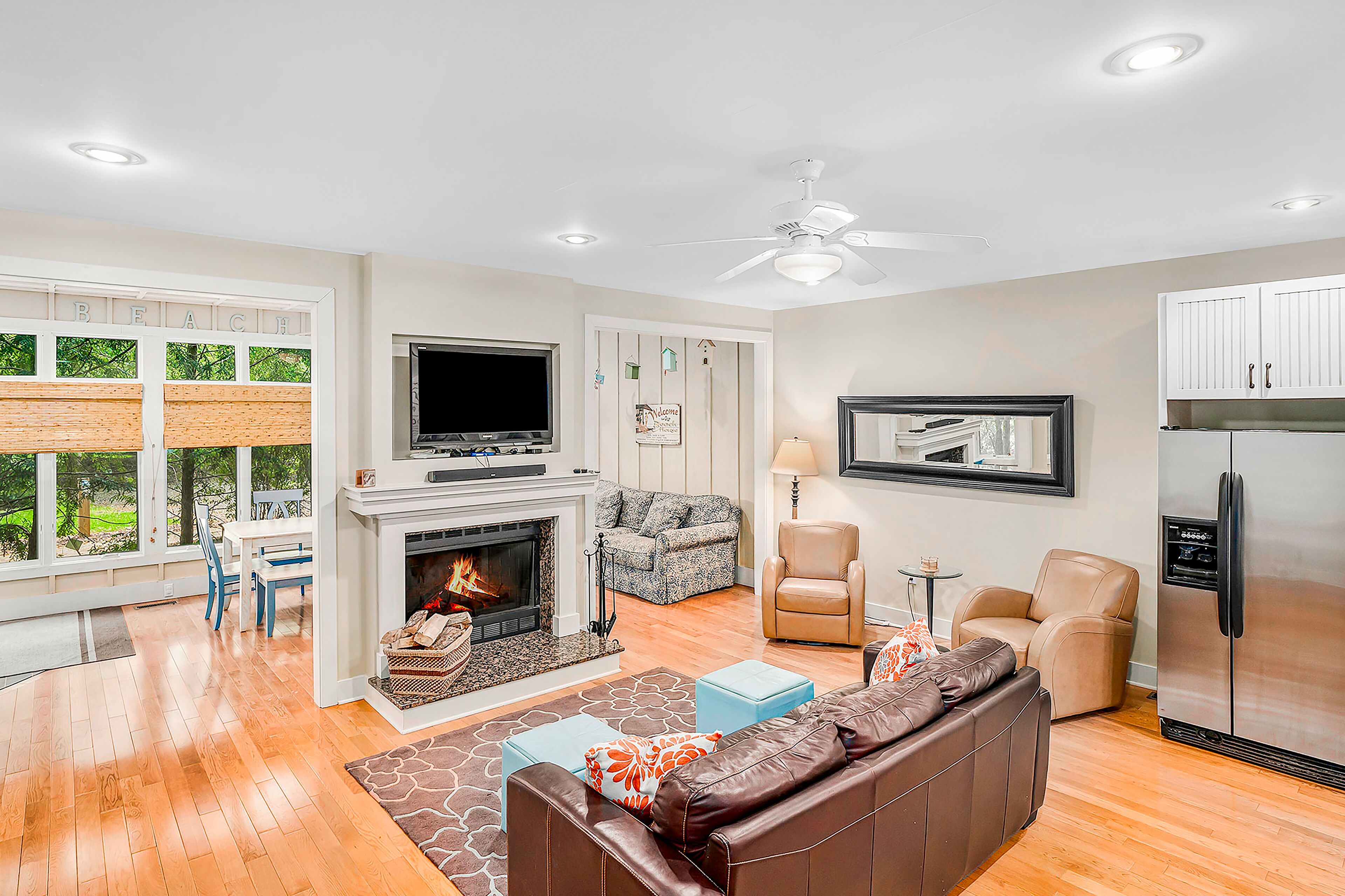 Dreamy home near the lake with shared pool, grill, screened patio & fast WiFi
