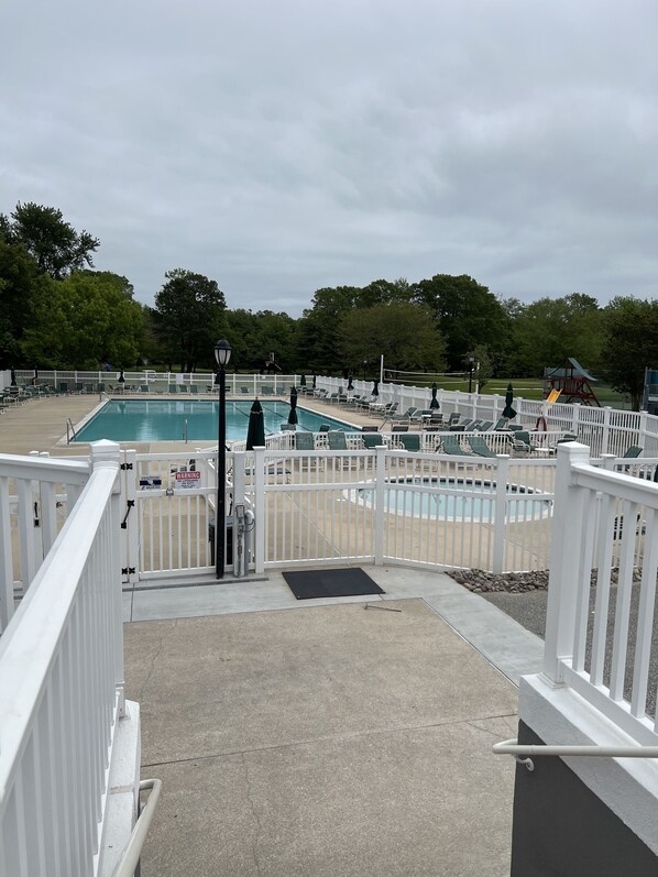 Alberca techada y alberca al aire libre