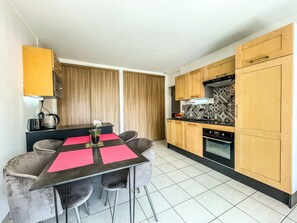 Kühlschrank, Mikrowelle, Ofen, Geschirrspüler