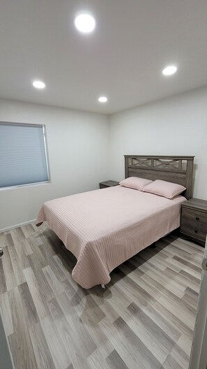 2 多间卧室、熨斗/熨衣板、WiFi、床单