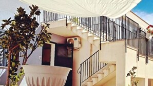 A building with a staircase and a white awning. - SUD12 - Case vacanze (Mazara del Vallo)
