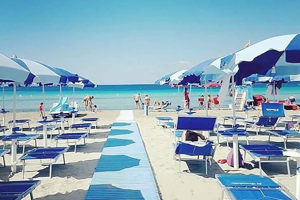 Pantai persendirian berhampiran, pasir putih, luncur angin
