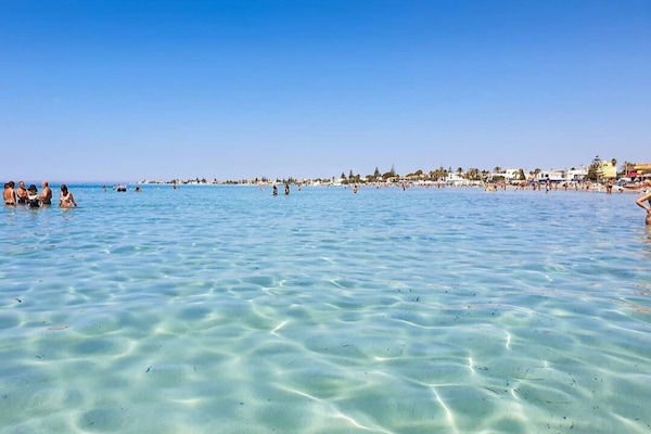 Playa privada en los alrededores, playa de arena blanca y windsurf