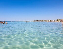 Praia particular nas proximidades, areia branca, prática de windsurfe 
