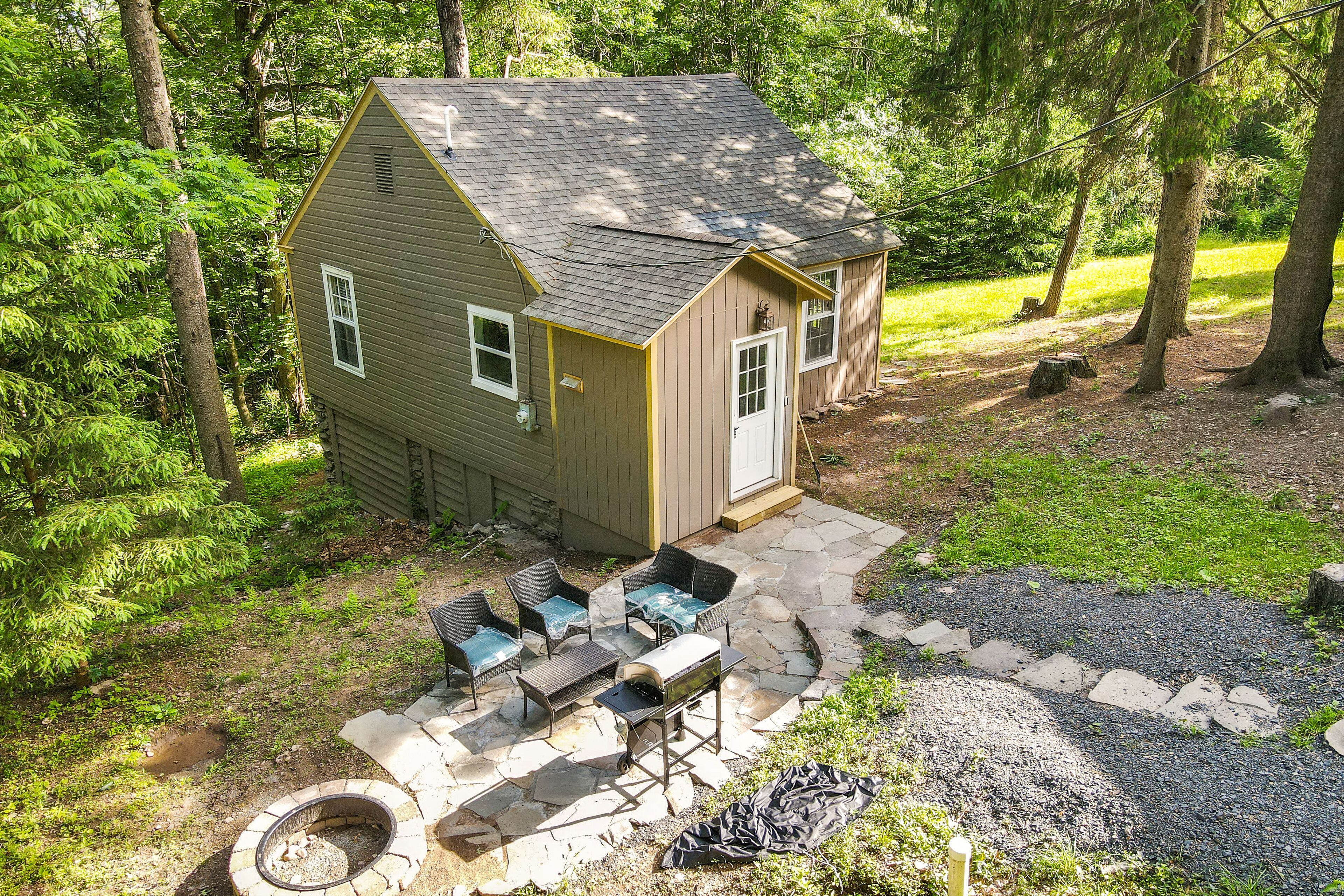 Quaint dog-friendly cottage with updated interior, firepit, large patio & WiFi
