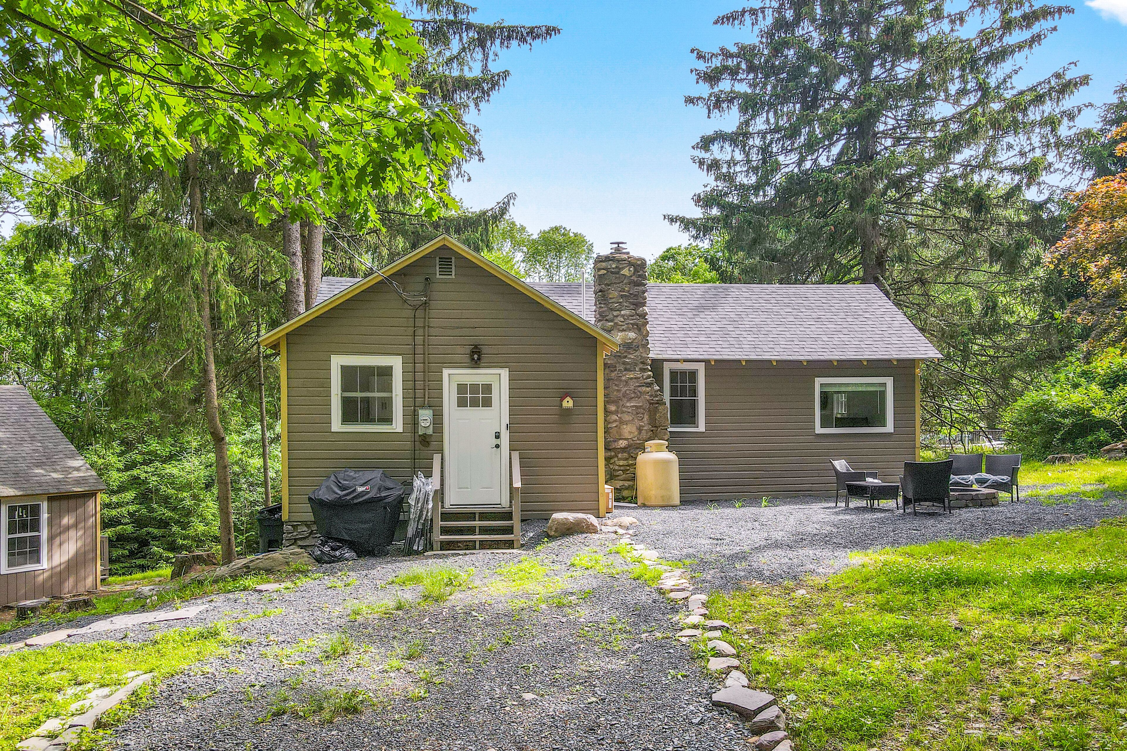 Secluded dog-friendly cottage with firepit, gas grill, patio, internet, & AC