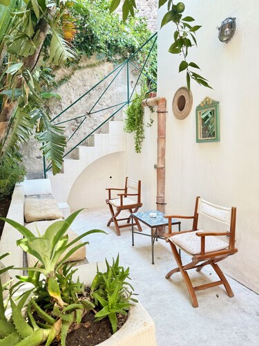 Prestigious historic house with private garden, under the Lipari castle