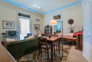 2 عدّة غرف نوم وملاءات أسرّة