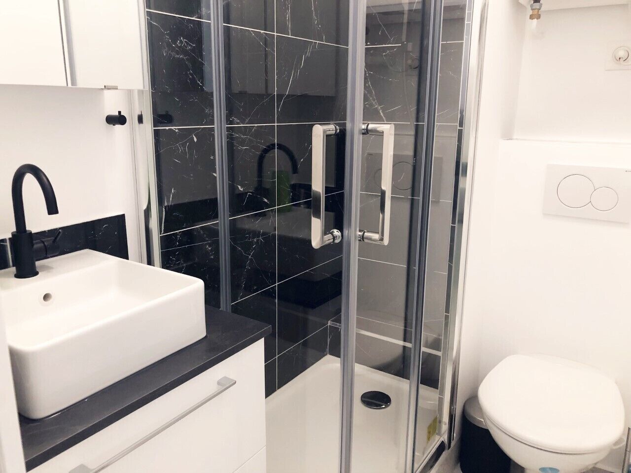 Dusche, Haartrockner, Handtücher, Seife