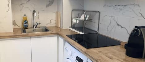 Kühlschrank, Mikrowelle, Herdplatte, Wasserkocher mit Kaffee-/Teezubehör