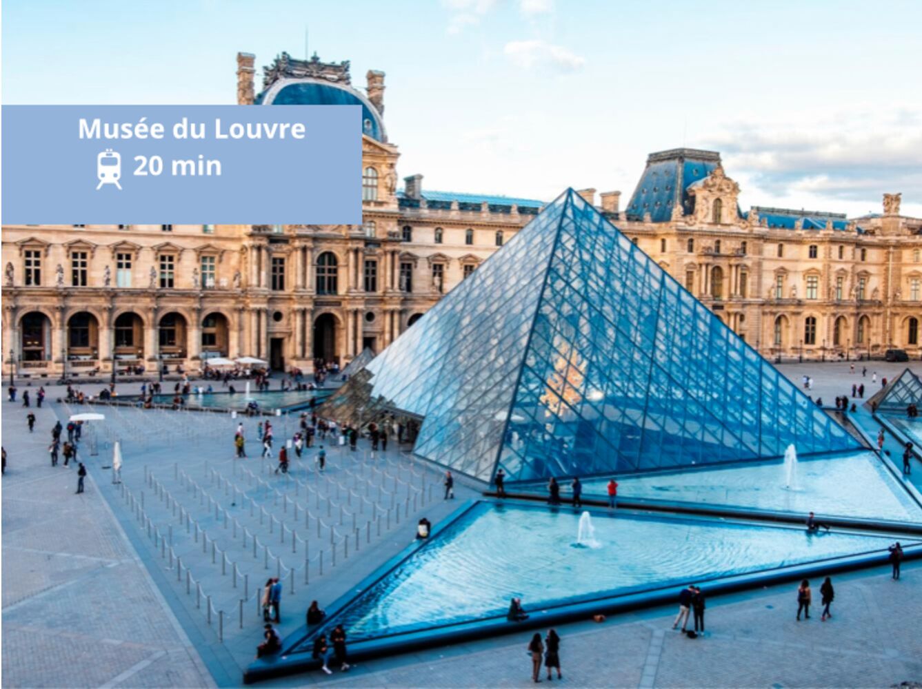 El patio del Museo del Louvre, con la icónica pirámide de cristal y el histórico Palacio del Louvre al fondo.