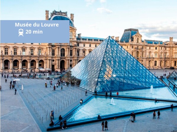 The Louvre Museum's courtyard with the iconic glass pyramid and the historic Louvre Palace in the background. - Cosy modern apartment in the heart of Paris (Paris)