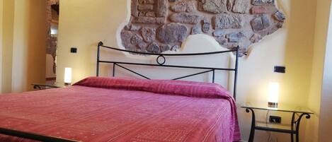 2 habitaciones, tabla de planchar con plancha y ropa de cama