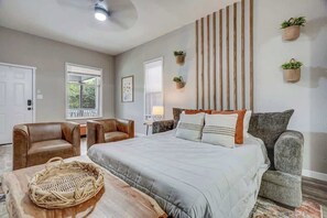 2 bedrooms, desk, iron/ironing board, WiFi