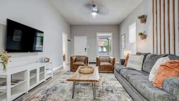 Een televisie en een kantoor