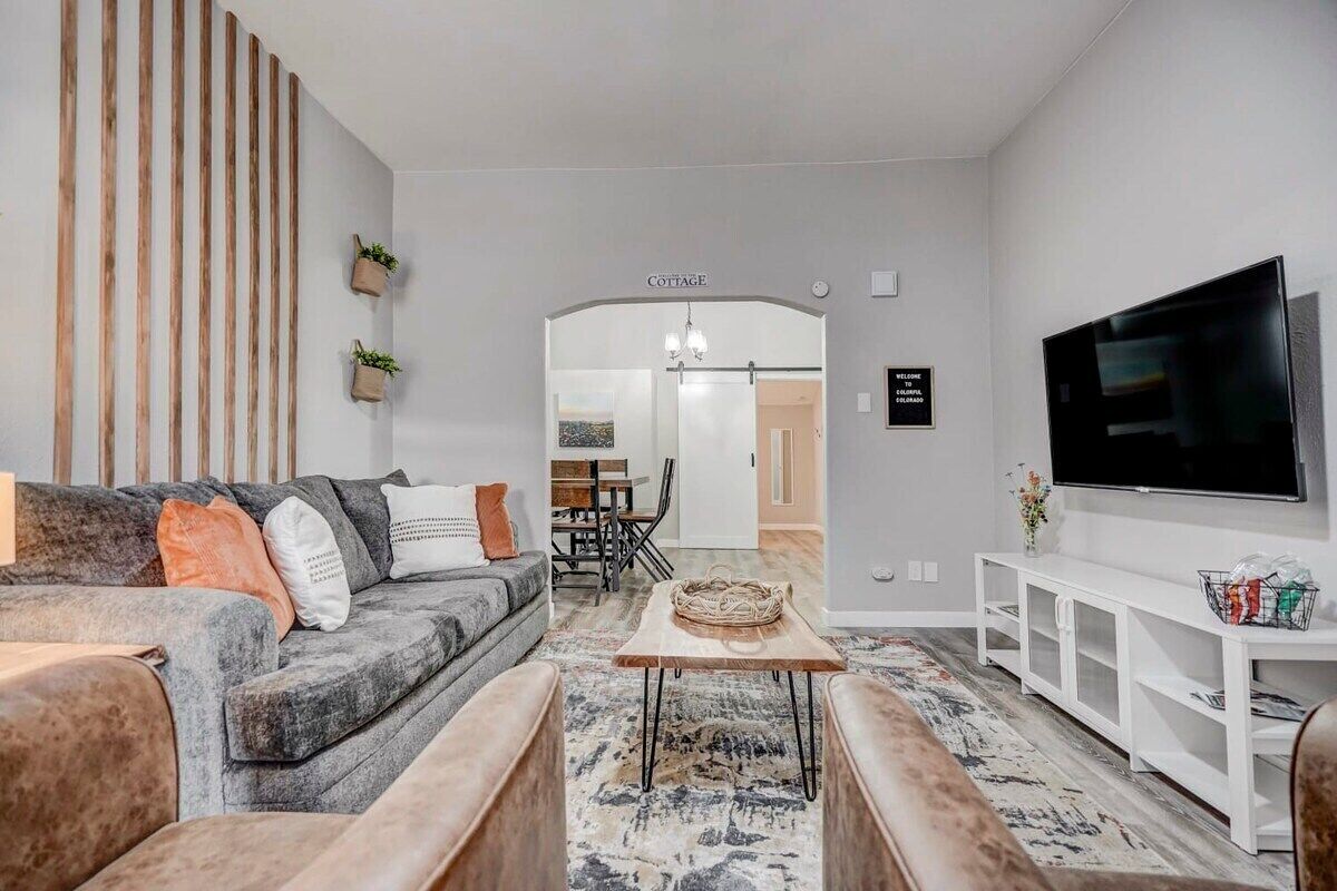 テレ  ビ、書斎 / ワークスペース