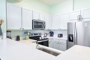 冰箱、微波炉、烤箱、炉灶