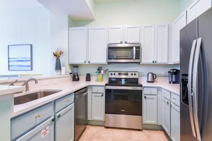 Frigorifero, microonde, forno, piano cottura