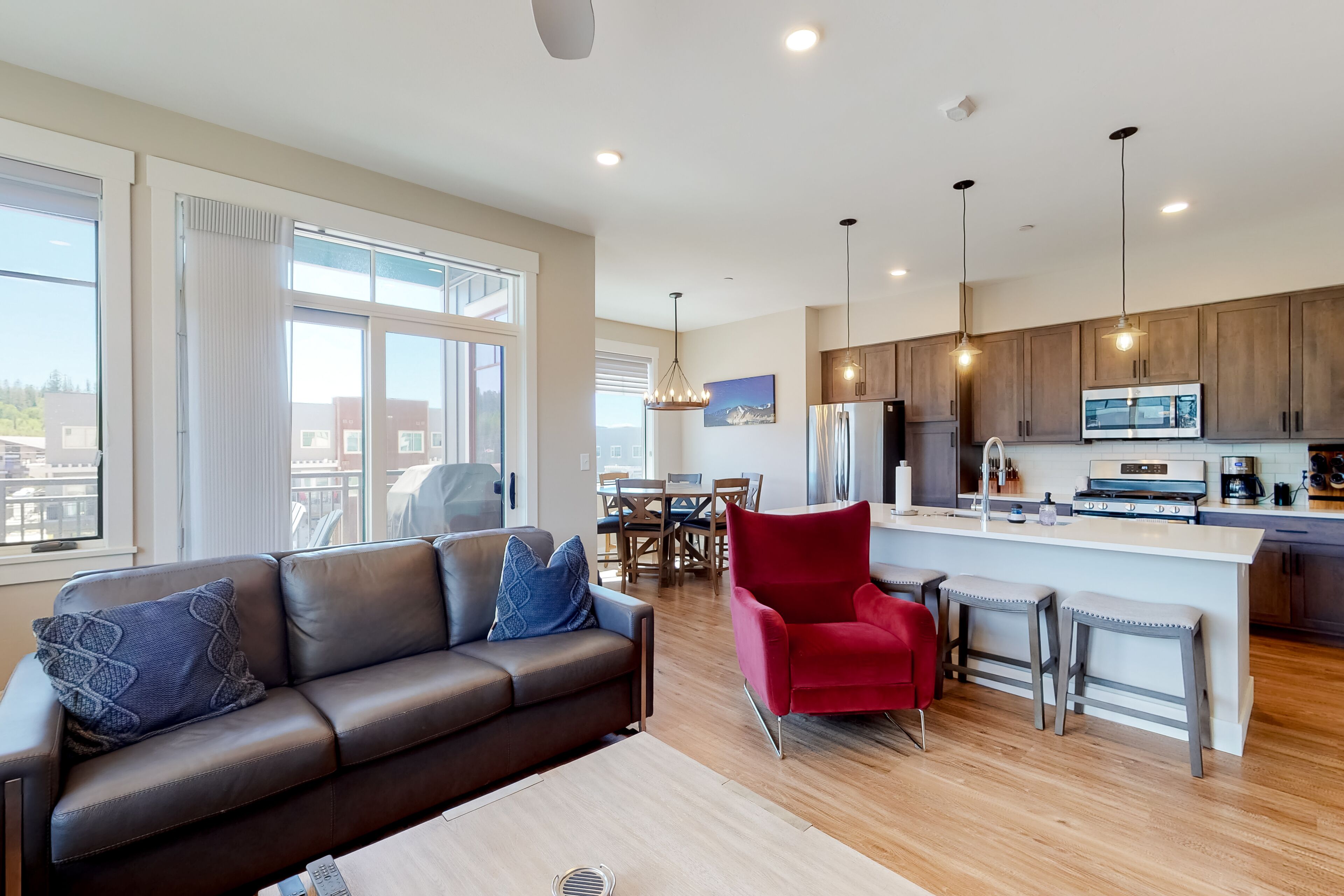 Télévision, cheminée, livres