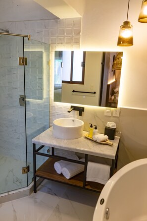 Habitación exclusiva | Baño | Artículos de higiene personal de diseño, secador de pelo y zapatillas
